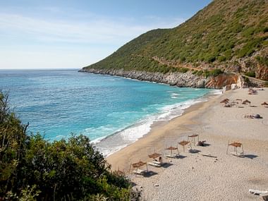 Ein menschenleerer Strand in Albanien.