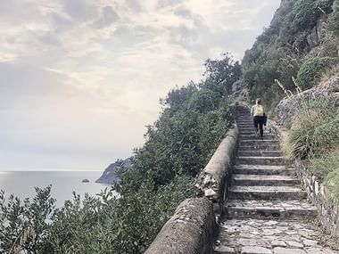 Treppenweg an der Küste