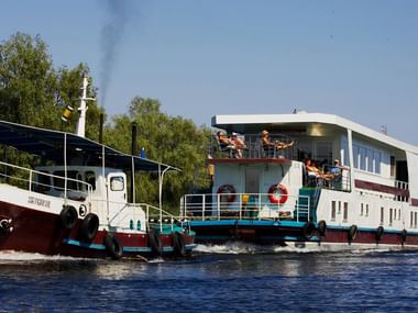 Zwei Flosshotel sind auf der Donau. Eines davon ist ein Flosshotel.