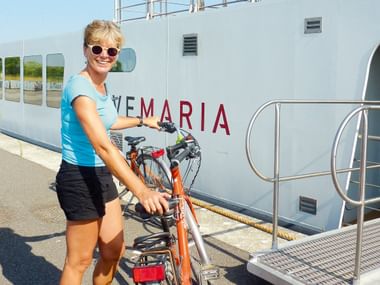Eine Frau belädt ein Schiff mit Fahrräder auf der Reise von Eurotrek.