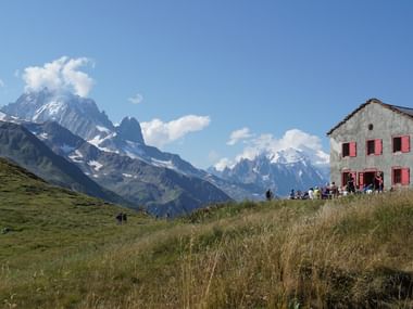 Wanderer rasten an einem Berghaus