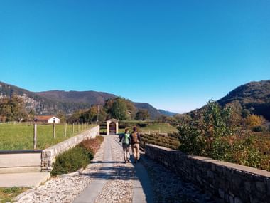 Wanderer auf einem Wanderweg mit schöner Aussicht der Sentiero Lago di Lugano Tour. Wanderferien mit Eurotrek.