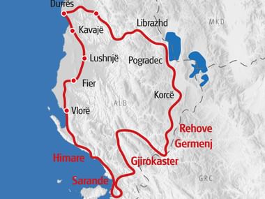 Karte mit roter Radroute durch Albanien, beginnend in Durrës über Kavajë, Lushnjë, Fier, Vlorë, Himarë, Sarandë, Gjirokastër bis Korçë.
