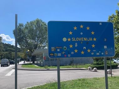 Das Schild als Grenze zu Slowenien zeigt die Sterne der EU und den Namen "Slovenija".