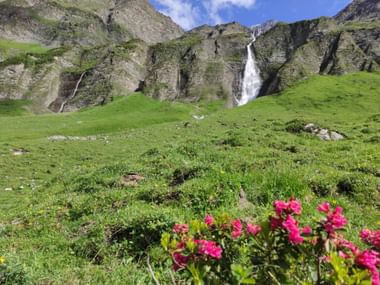 Der Wasserfall Z'Hinderst im malerischen Safiental.