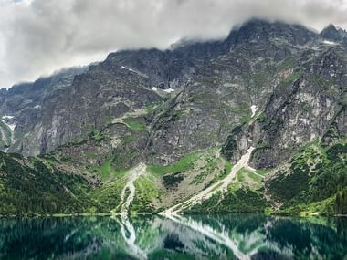 Ein abgelegener Bergsee liegt inmitten einer naturbelassenen Berglandschaft.