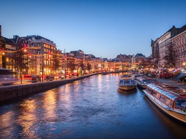 Amsterdam bei Nacht mit Weihnachtsbeleuchtung. Aktivferien mit Eurotrek.