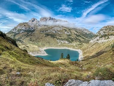 Der Formarinsee, ein Bergsee auf dem Lechweg in Österreich, dem man auf seiner Wanderung begegnet. Wanderferien mit Eurotrek.