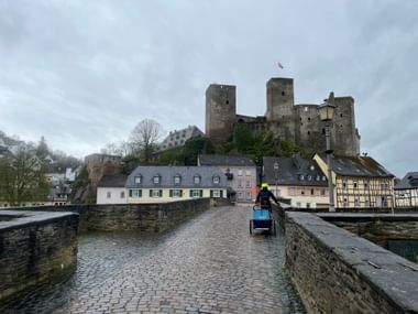 Das Renaissanceschloss thront auf einem hohen Felsgrat über der Lahn.