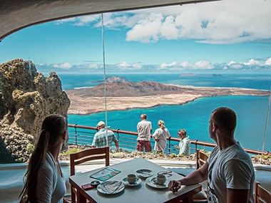 Restaurant mit Ausblick auf Lanzarote
