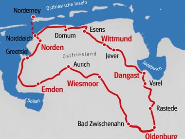 Karte mit Radroute durch Ostfriesland mit roter Linie, die Städte wie Norden, Wittmund, Dangast, Oldenburg, Emden und Küsteninseln verbindet.