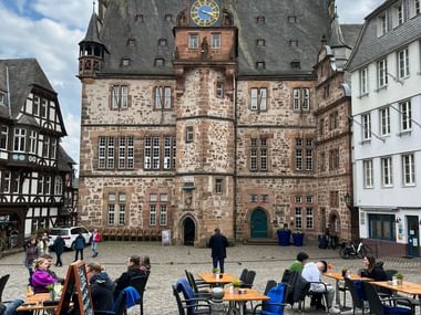 die Atmosphäre einer Studentenstadt mit ihren Cafés und Restaurants.