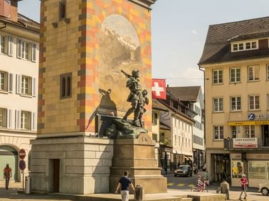 Das Telldenkmal steht inmitten des Markplatzes in Altdorf.