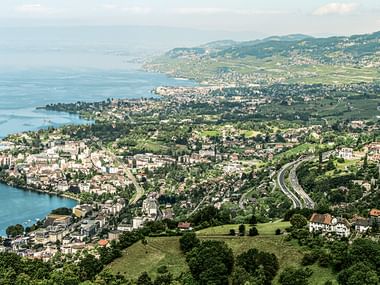 Bild aus der Vogelperspektive zeigt Montreux am Genfersee.