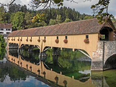 Eine Brücke führt über einen Fluss bei Rheinau auf der Tour Via Rhenana von Eurotrek.