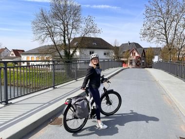Das weite Lahntal, vorbei an idyllischen Badeseen bis nach Wetzlar.