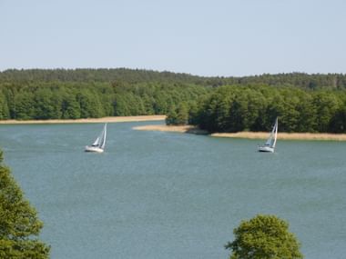 Schiffe in Zelwagi auf ruhigem Wasser