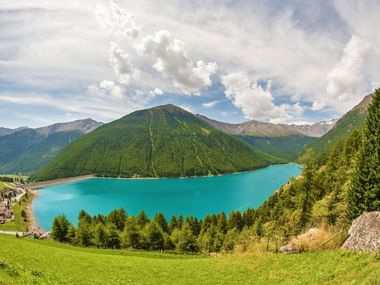 Traumhaftes Panorama auf den farbenprächtigen Bergsee