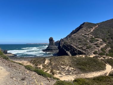 Felsenkueste mit Pfad am Meer