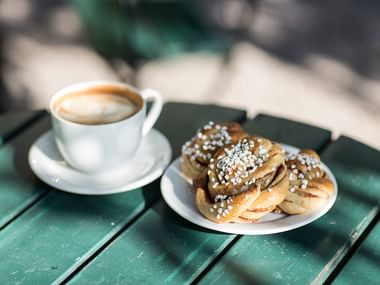 Typisch schwedische fika mit Kaffee und Kuchen