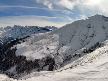 Bergpanorama mit schneebdeckten Bergen.