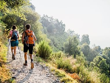 Zwei Wanderer wandern auf den Monte Generose im Kanton Tessin.