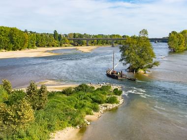 On regarde les bancs de sable du dernier fleuve sauvage d'Europe, la Loire. Les châteaux de la Loire. Vacances à vélo avec Eurotrek.