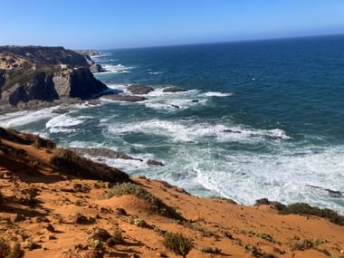 Rote Klippen und blaue Wellen