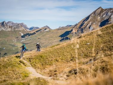 Zwei Mountainbiker fahren in der Zentralschweiz durch abgelegene Berglandschaften.