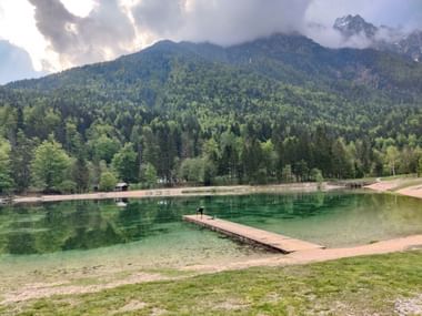 Der kristallklare Jasna See zum Start der Reise.