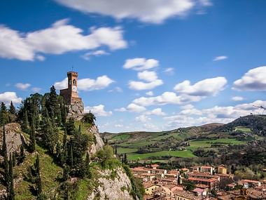 Man sieht auf den Hügel des Städtchens Brisighella in Italien.