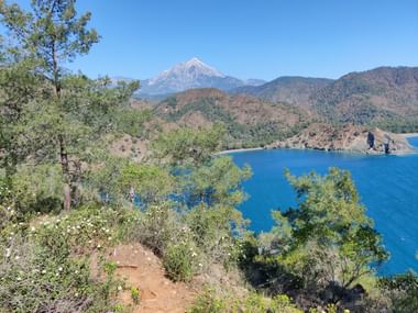 Aussicht hinunter aufs Meer mit grossem Bergspitz im Hintergrund