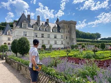Radler blickt auf den prächtigen Schlossgarten von Villandry