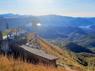 Die Bergstation einer Gondelbahn mit weitläufigem Panorama.
