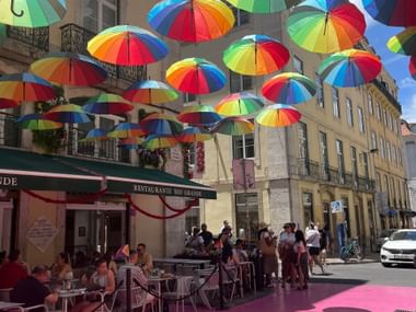 Regenschirm als Deko in Lissabon.