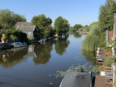 Boote in den Kanälen gesäumt mit Bäumen.