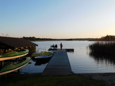 Abendstimmung am See mit Booten