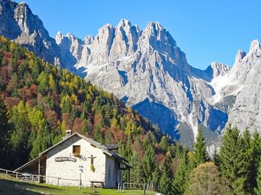 Bergpanorama på Malga Andalo fjällstuga i Breta Dolomiten