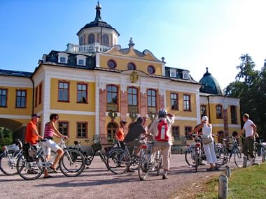 Radfahrer vor Schloss Belvedere in Dresden