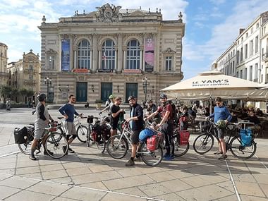 Eine Gruppe Radfahrer bereitet sich. auf die Abfahrt in Montpellier vor.