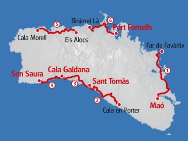 Karte von Menorca mit roter Wanderroute, die Orte wie Maó, Far de Favàritx, Port Fornells, Els Alocs, Cala Morell, Son Saura und Sant Tomàs verbindet.