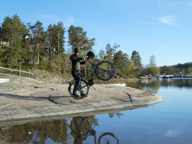 Ein Velofahrer schwingt sein Bike in die Luft.