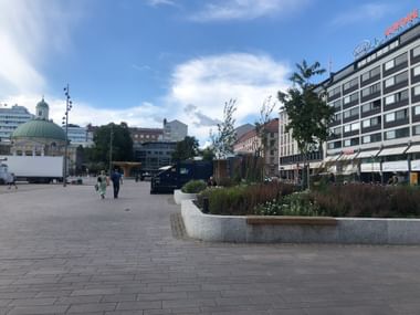 Stadtzentrum von Turku, Passanten laufen auf einem Platz