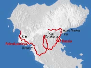 Reliefkarte von Korfu mit roter Wanderroute, die Orte verbindet: Dassia, Agios Markos, Pirgi, Kato Korakiana, Liapades, Krini und Paleokastritsa.