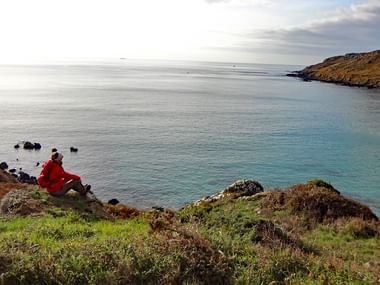 Wanderrast mit Panoramablick in Cornwall