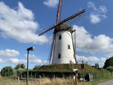 Blick auf eine Windmühle in der Nähe von Brügge.