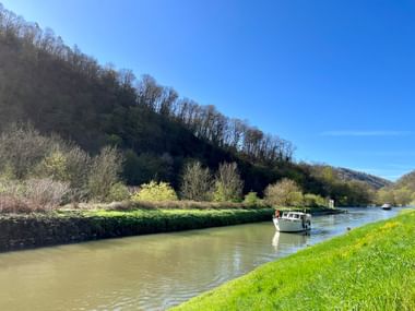 Durch den Naturpark Nassau können wir einige Boote auf der Lahn sehen.