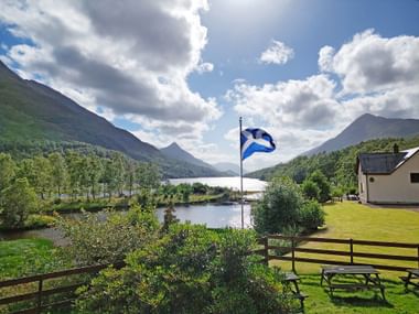 Fjord Fahne vor einem See in Kinlochleven