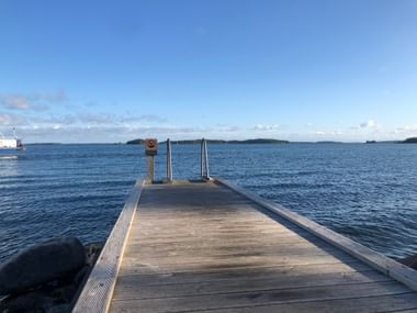 Holzsteg der zu einem grossen Badesee führt