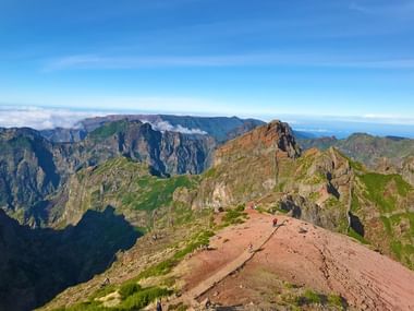 Wandern durch die Gebirgslandschaft Madeiras